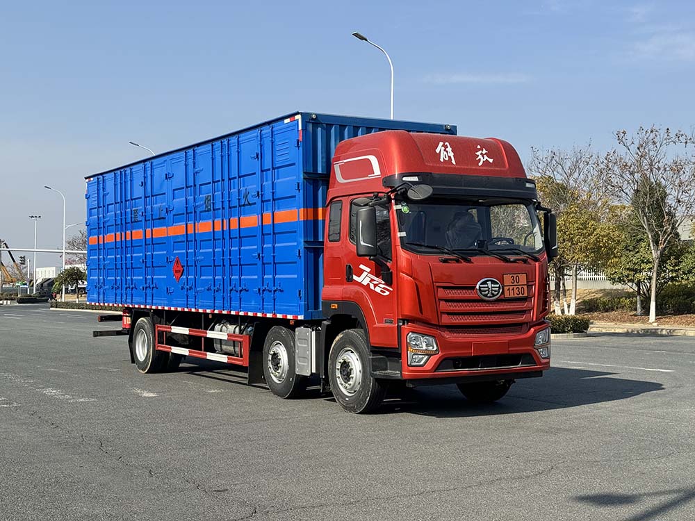 豐霸牌STD5261XRYCA6易燃液體廂式運(yùn)輸車