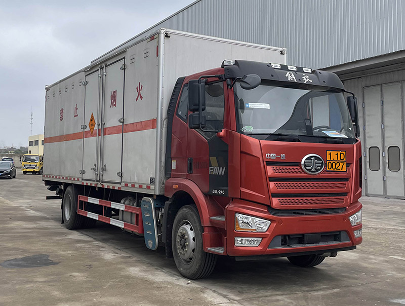 楚飛牌CLQ5180XQY6CA爆破器材運(yùn)輸車