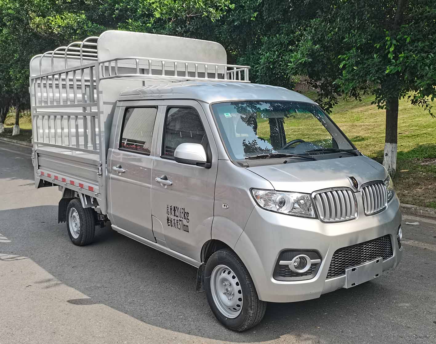金杯牌JKC5022CCYS6L9倉柵式運(yùn)輸車