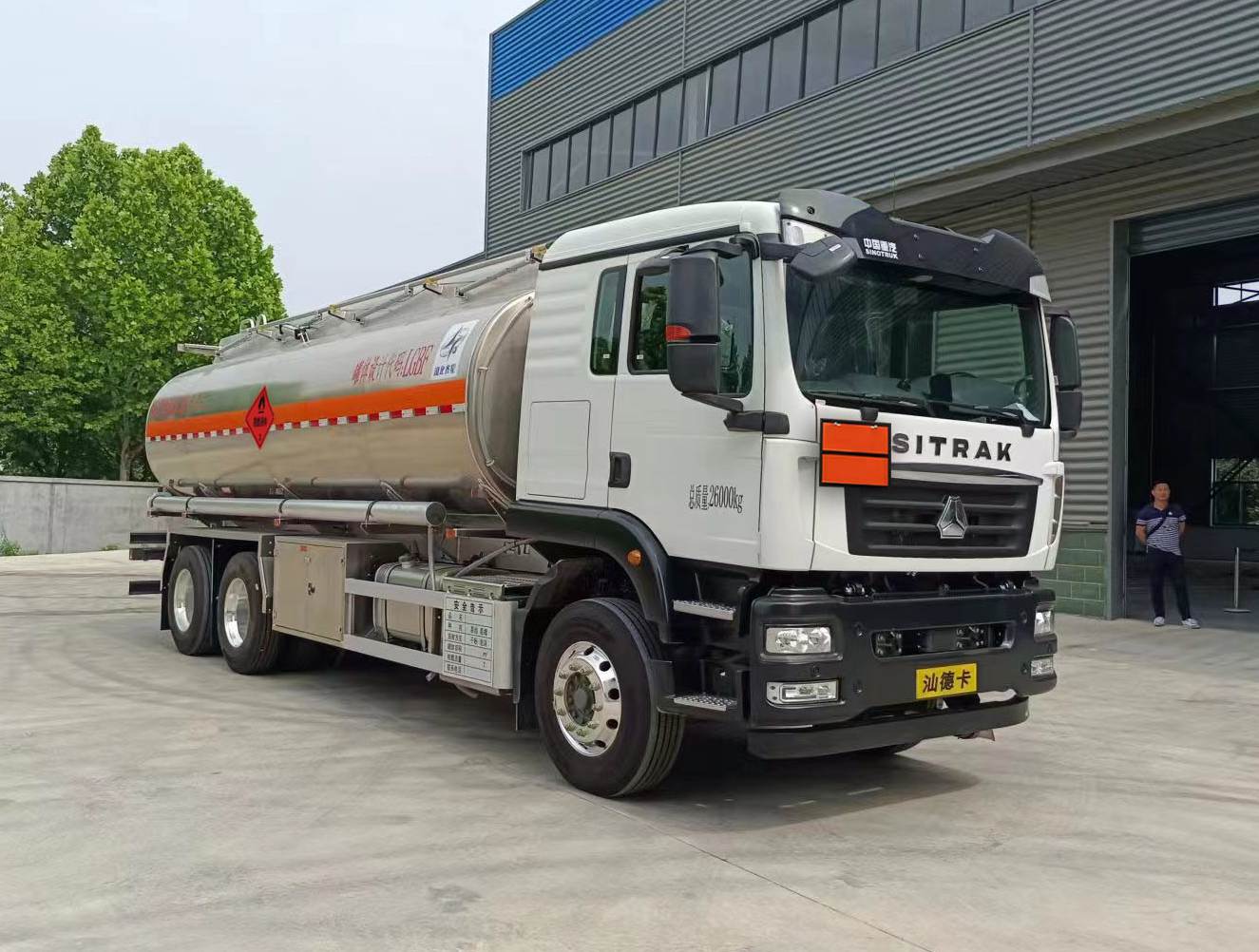 齊星牌QXC5266GRYZ6易燃液體罐式運輸車