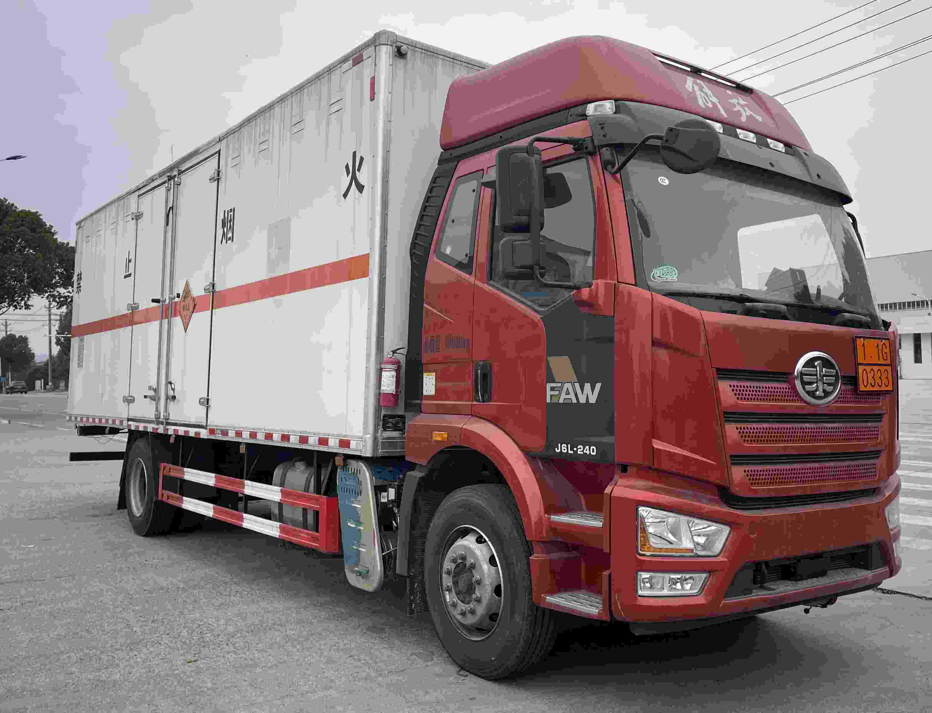 專威牌HTW5180XQYCA6爆破器材運(yùn)輸車