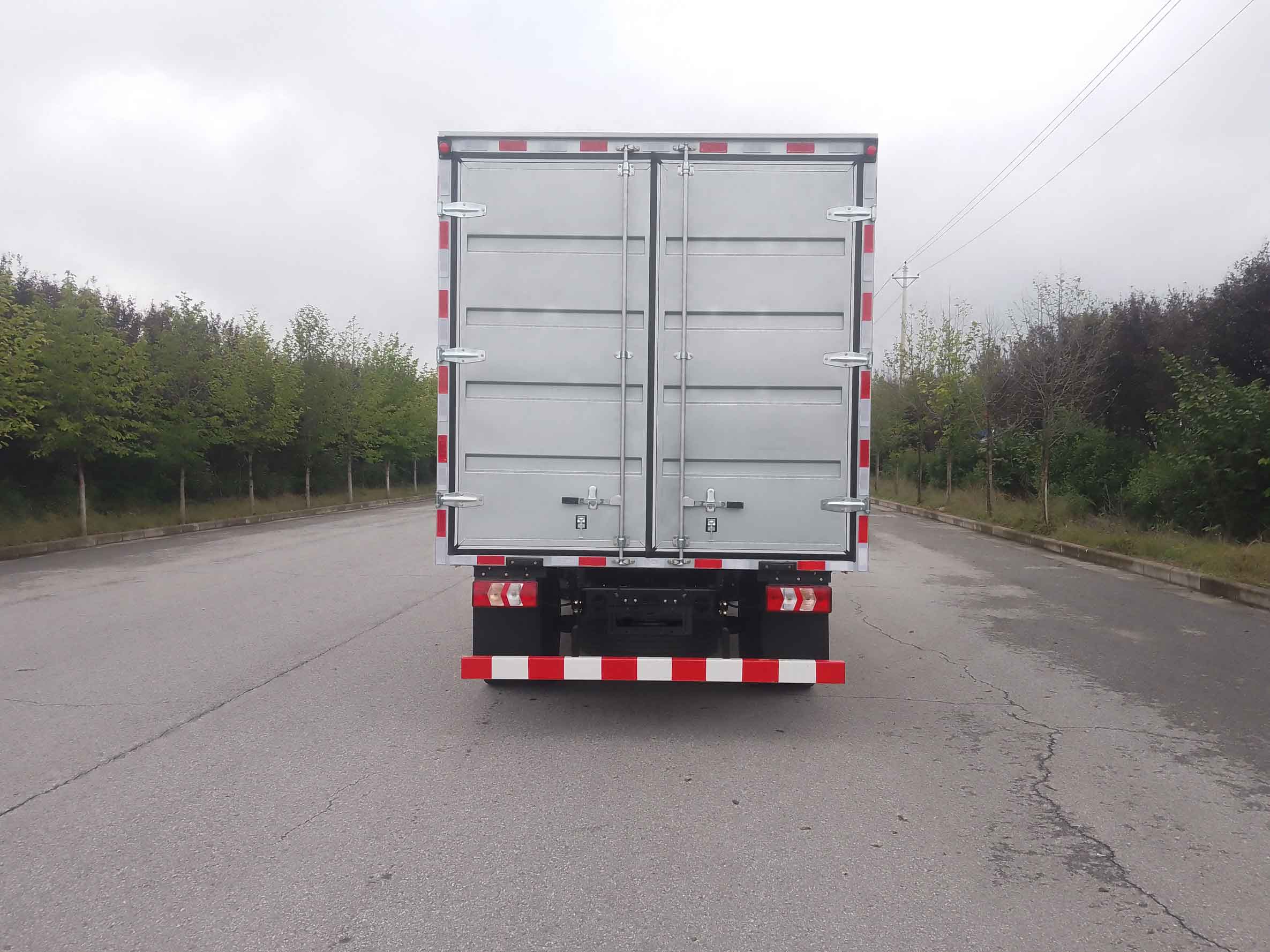 陜汽牌SX5120XXYNP6421廂式運(yùn)輸車(chē)公告圖片