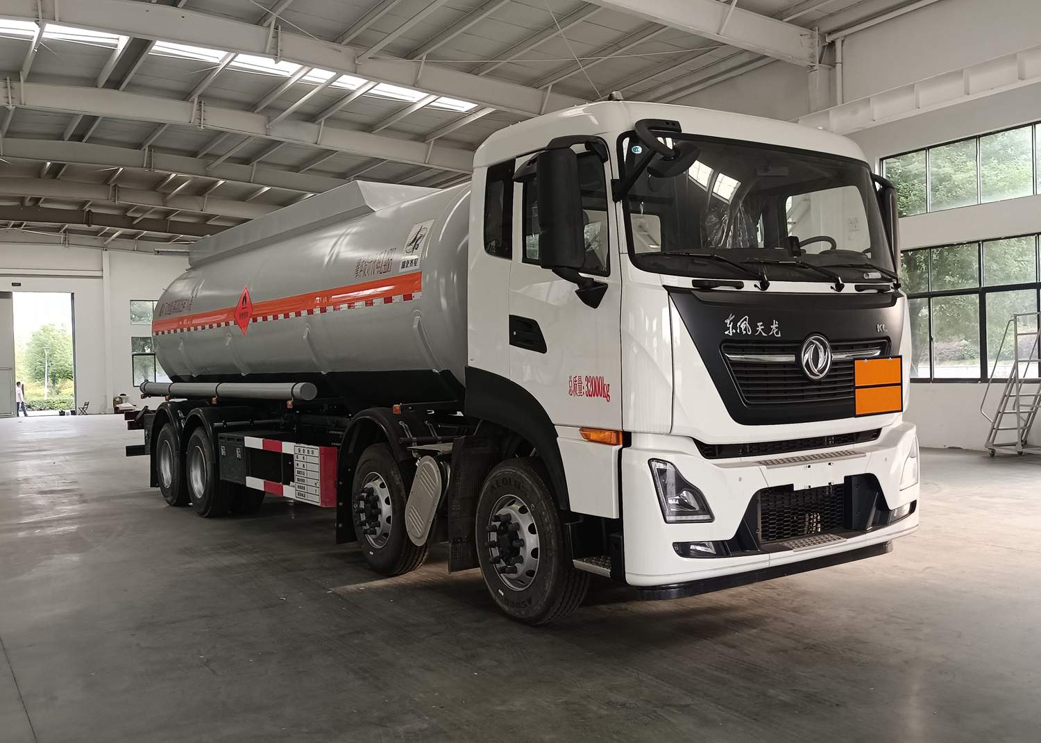 QXC5321GRYD6B型易燃液體罐式運輸車圖片