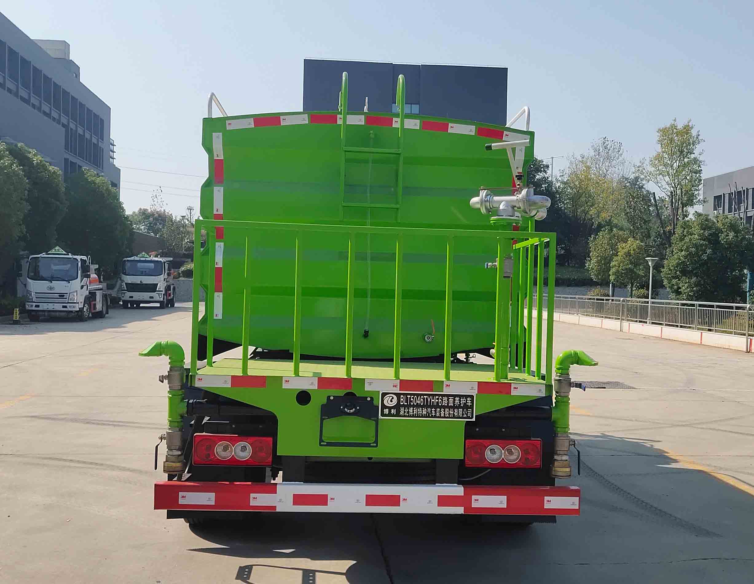 路面養(yǎng)護車圖片