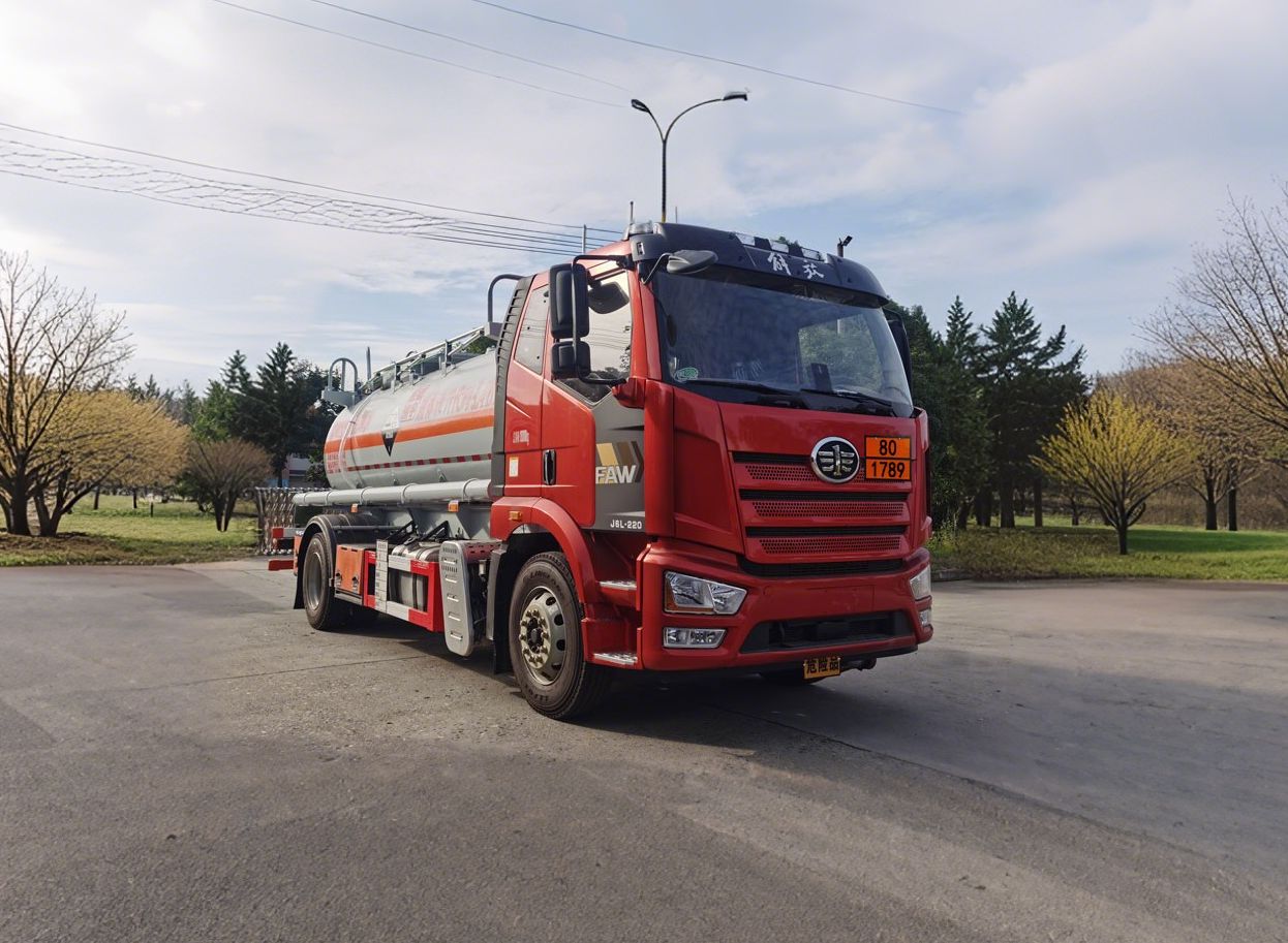 LDW5181GFWC6型腐蝕性物品罐式運(yùn)輸車圖片