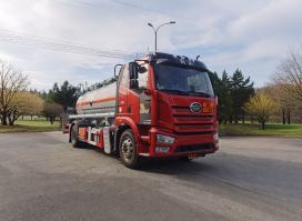 东驹牌LDW5181GFWC6腐蚀性物品罐式运输车