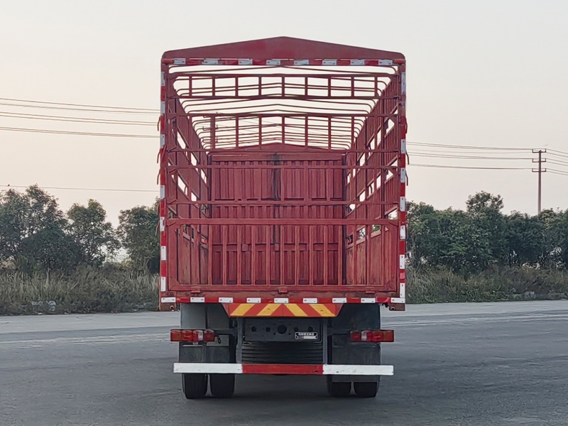 豪沃牌ZZ5257CCQN54CKF1畜禽運輸車公告圖片