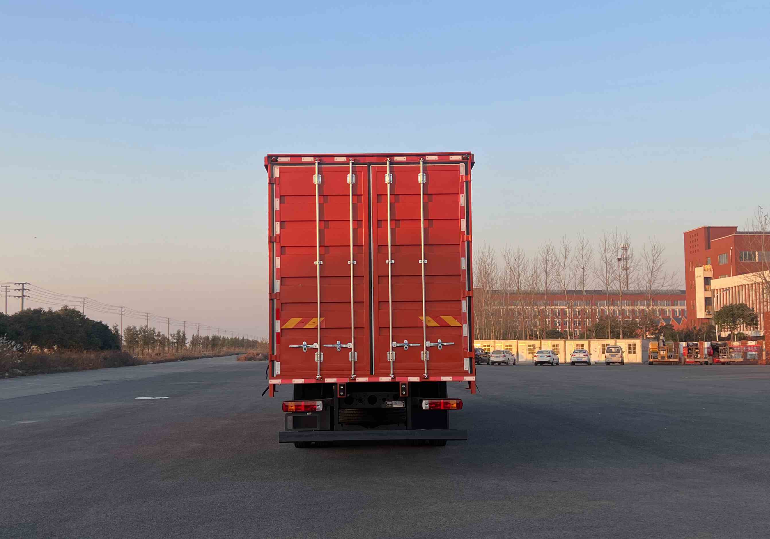 汕德卡牌ZZ5186XXYN711GF1-1廂式運輸車公告圖片