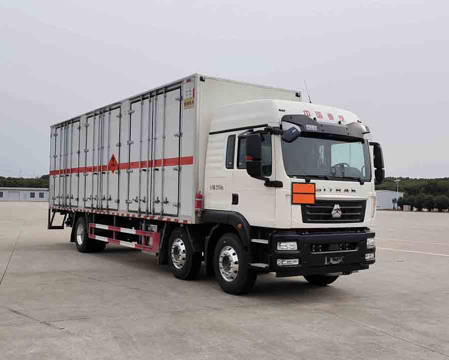 百捷牌QYY5266XRYZZ6易燃液體廂式運(yùn)輸車