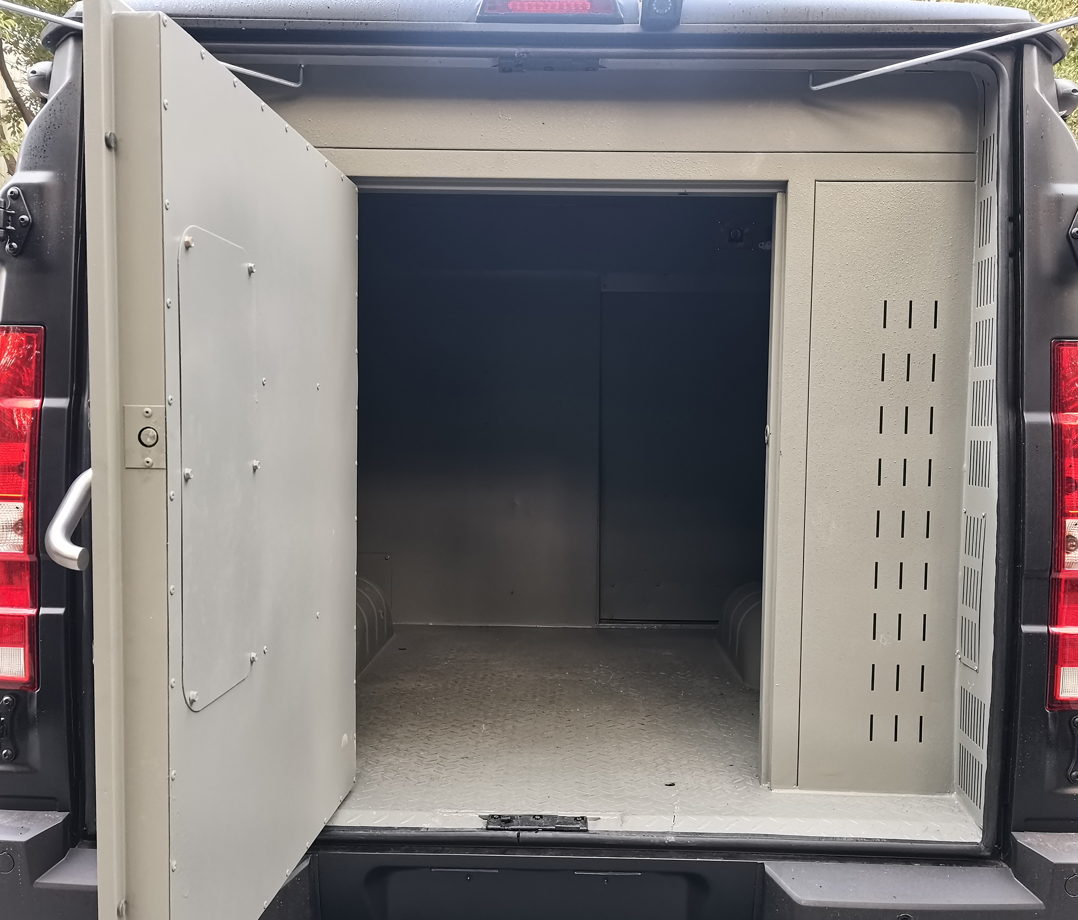 運(yùn)鈔車圖片