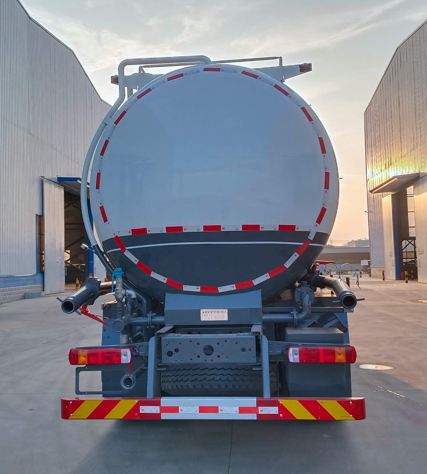 低密度粉粒物料運(yùn)輸車圖片