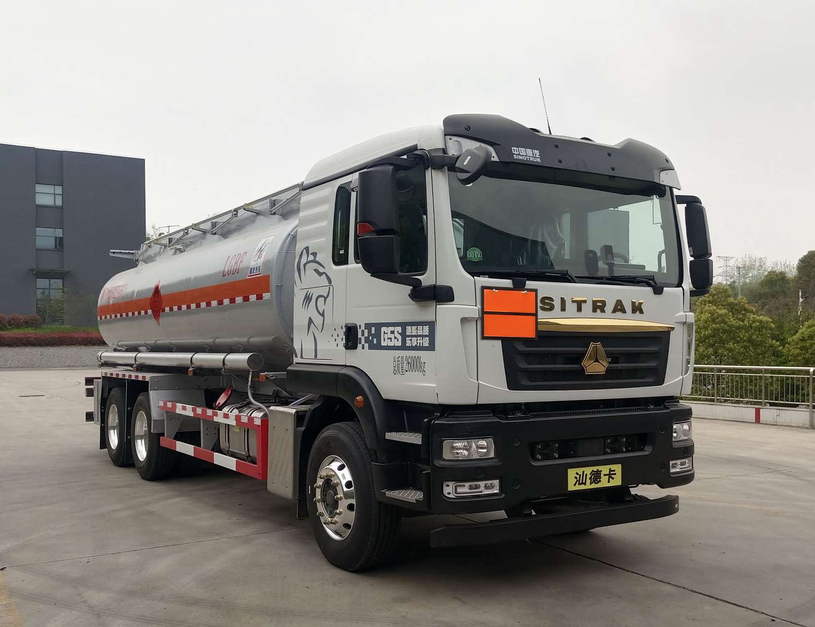 QXC5266GRYZ6A型易燃液體罐式運(yùn)輸車圖片