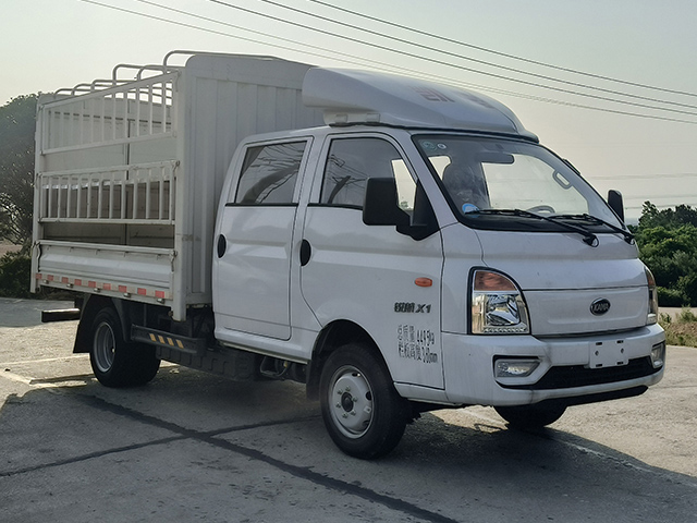 凱馬牌KMC5045CCYNG318S6倉(cāng)柵式運(yùn)輸車(chē)