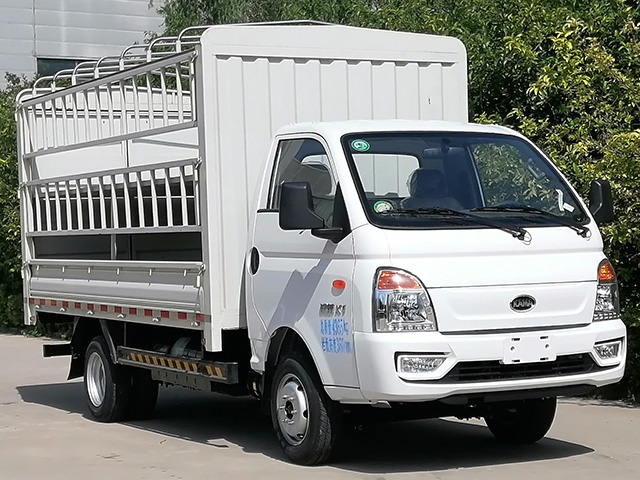 凱馬牌KMC5045CCYNG318D6倉(cāng)柵式運(yùn)輸車(chē)