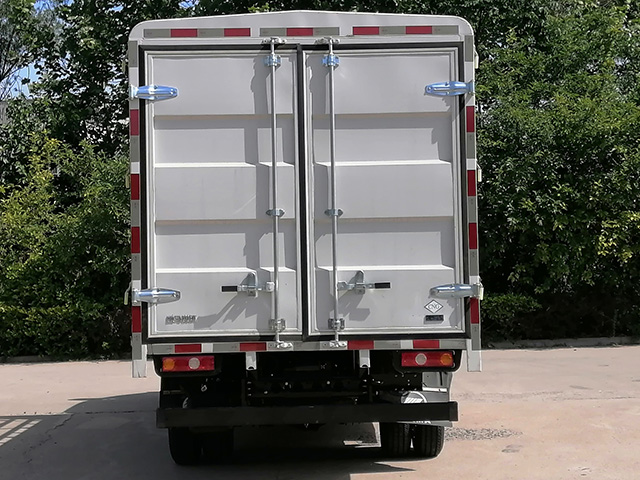 凱馬牌KMC5045CCYNG318D6倉柵式運(yùn)輸車公告圖片