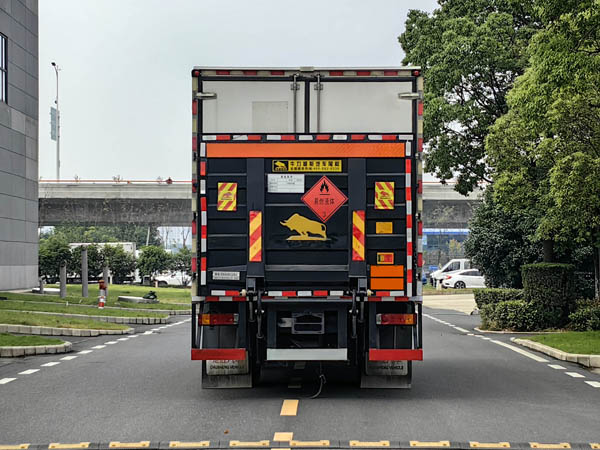 楚勝牌CSC5189XRYS6易燃液體廂式運(yùn)輸車公告圖片
