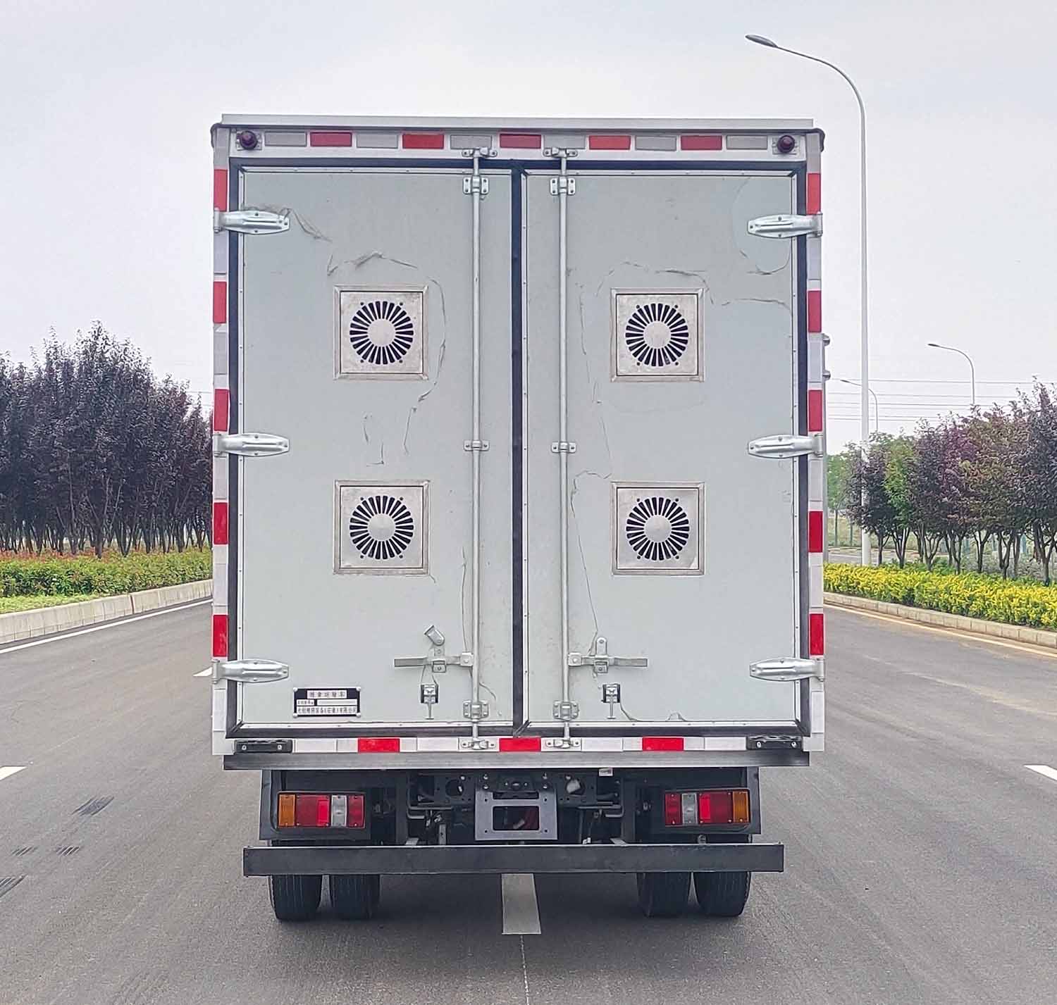 英創(chuàng)斐得牌DCA5040XCQY081BEV純電動(dòng)雛禽運(yùn)輸車公告圖片