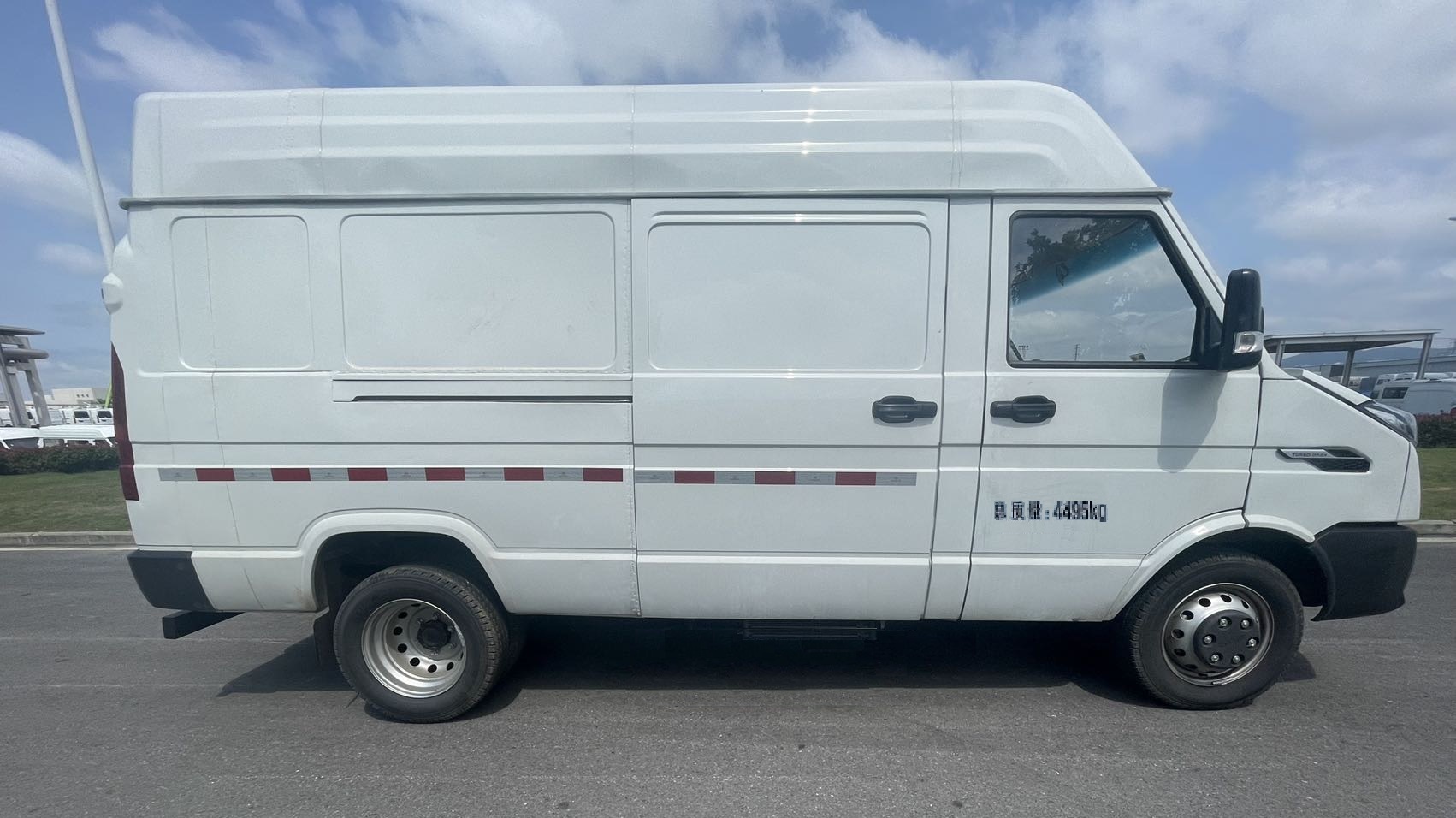 依維柯牌NJ5046XXYAFDC廂式運(yùn)輸車公告圖片