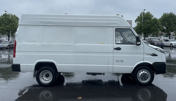 依維柯牌NJ5046XXYAFDC廂式運(yùn)輸車公告圖片