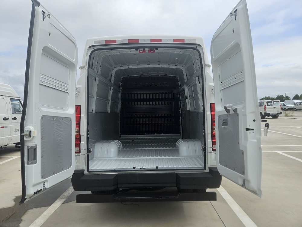 依維柯牌NJ5046XXYAFDC廂式運(yùn)輸車公告圖片