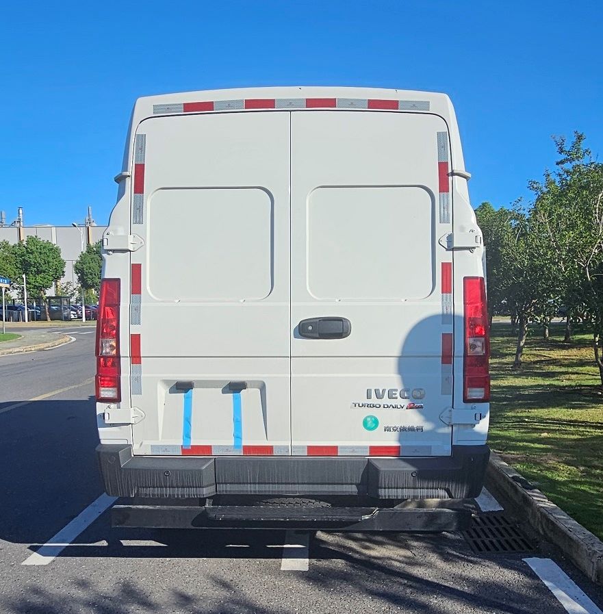 依維柯牌NJ5046XXYAFDC廂式運(yùn)輸車公告圖片