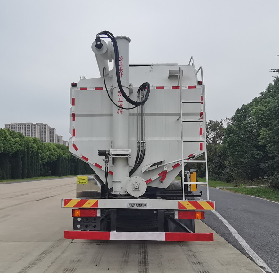 華神牌DFD5313ZSLL6D散裝飼料運(yùn)輸車(chē)公告圖片