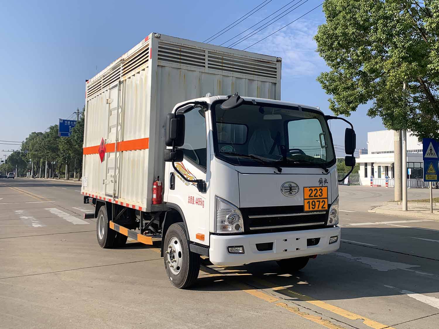 日途牌HTY5040XRQCA6易燃?xì)怏w廂式運(yùn)輸車