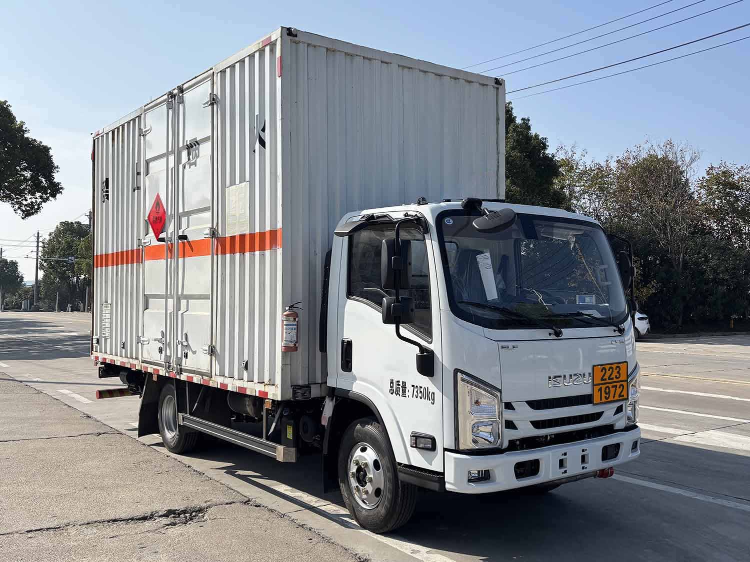 專威牌HTW5070XRQJX6易燃?xì)怏w廂式運(yùn)輸車