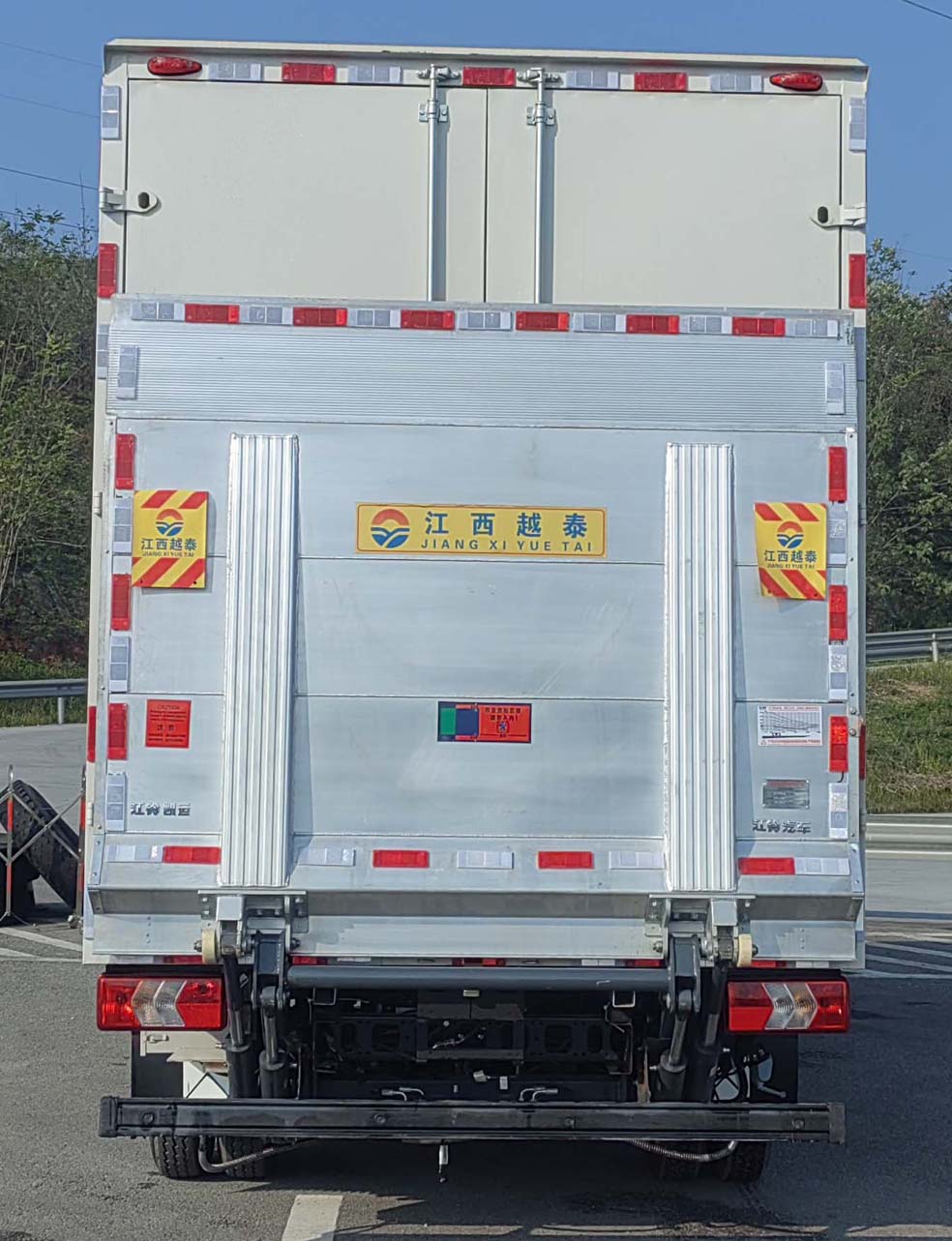 江鈴牌JX5044XXYTGD26廂式運(yùn)輸車公告圖片