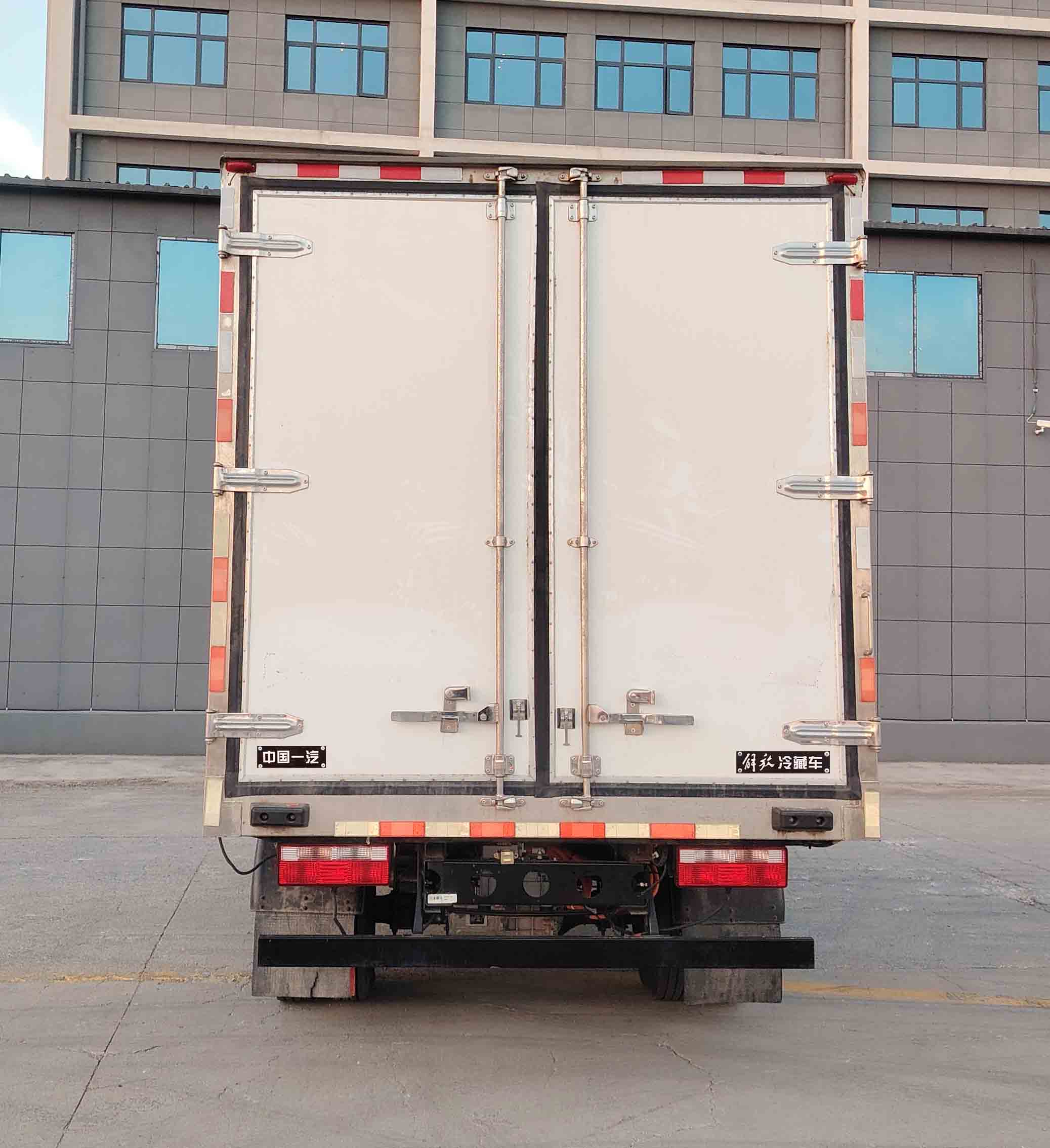 解放牌CA5049XLCP40L3BEVA85純電動(dòng)冷藏車公告圖片