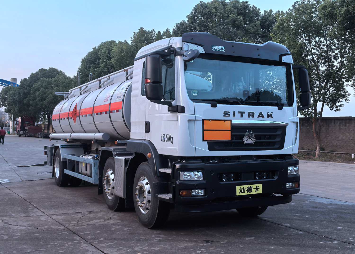 QXC5263GRYZ6B型易燃液體罐式運輸車圖片