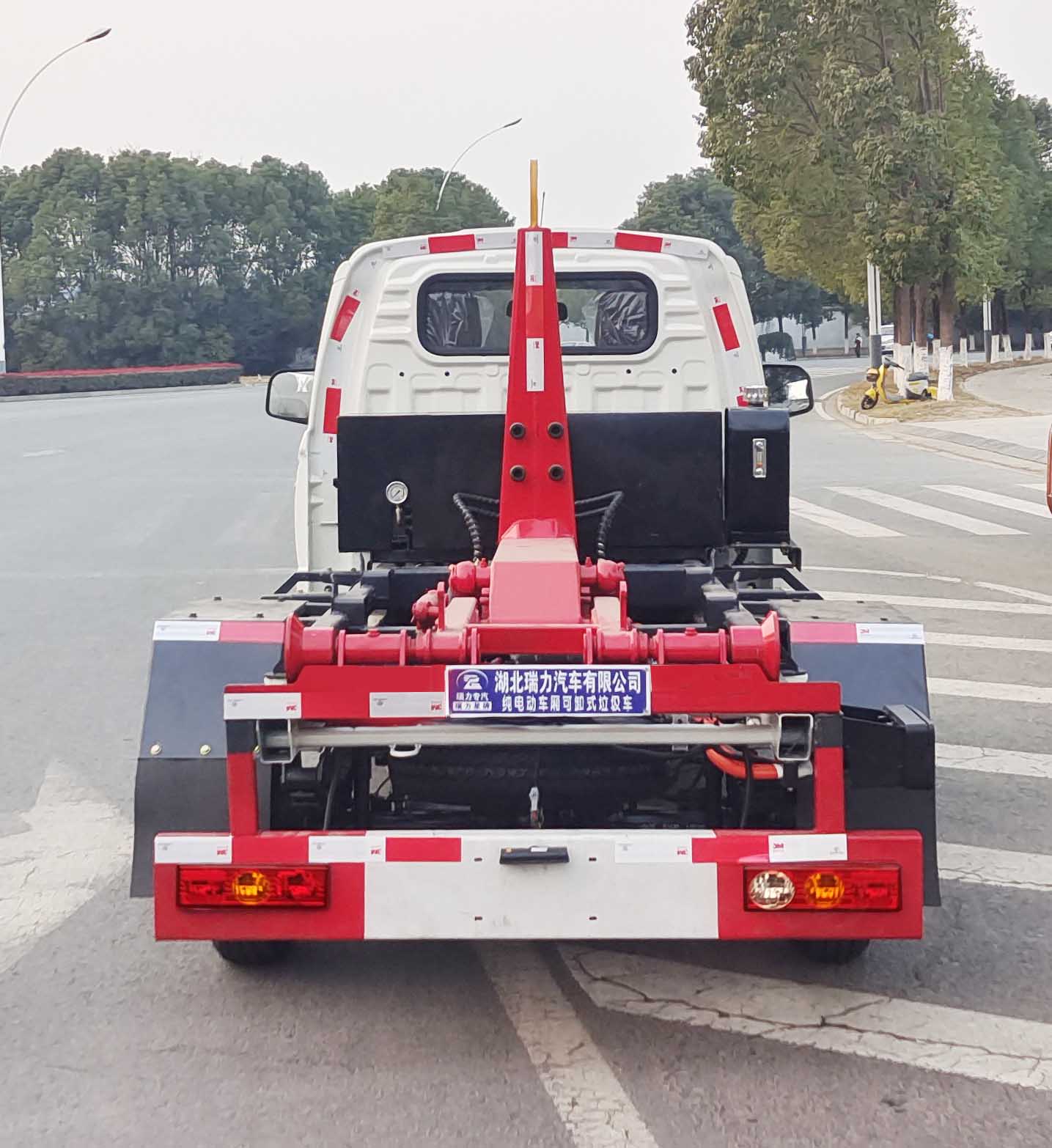 瑞力星牌RLQ5030ZXXBJBEV純電動(dòng)車廂可卸式垃圾車公告圖片