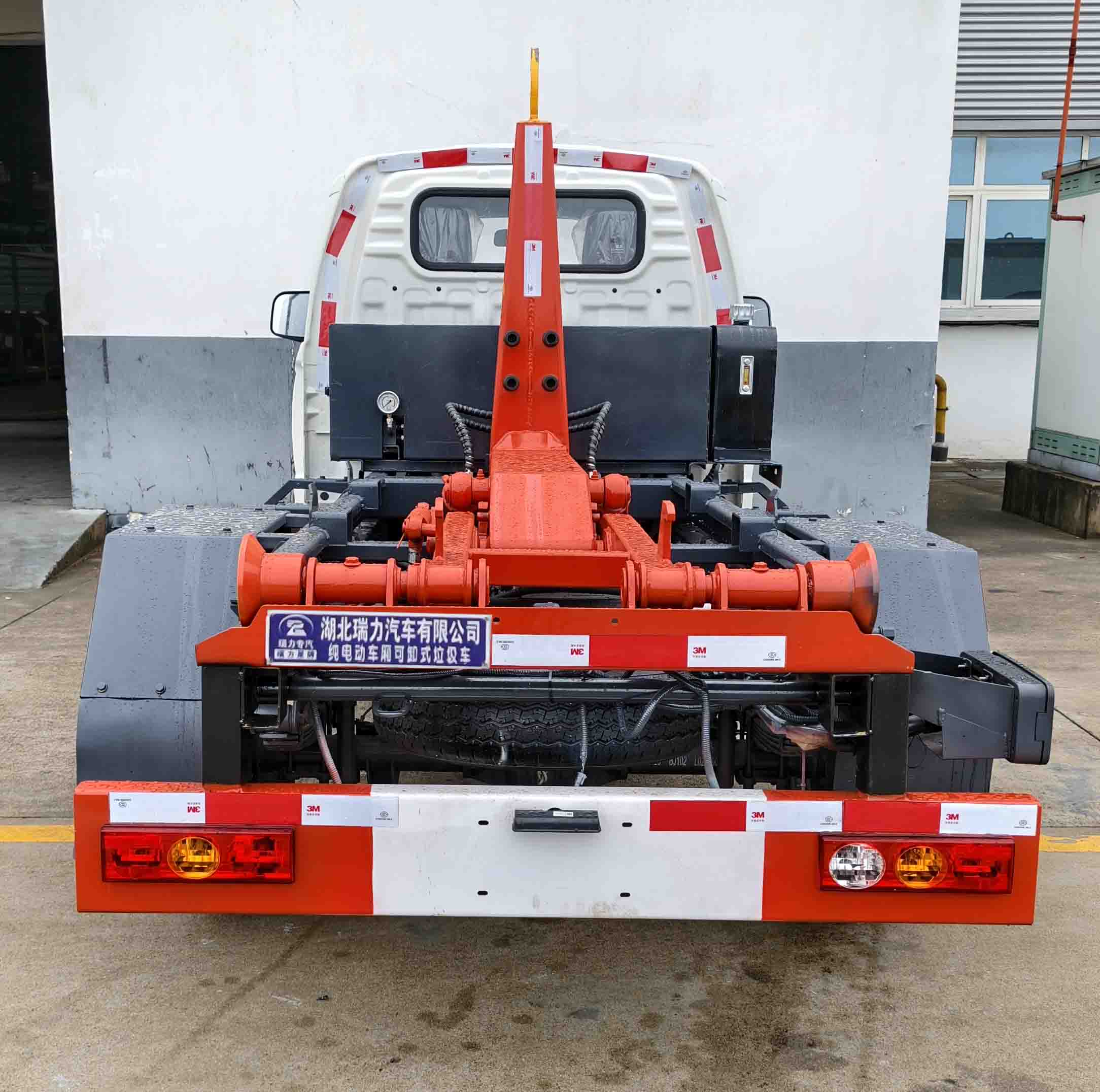 瑞力星牌RLQ5030ZXXBJBEV純電動(dòng)車廂可卸式垃圾車公告圖片