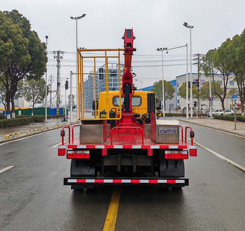 布隆牌LLL5046XJXEQ6抽油機(jī)檢修車公告圖片