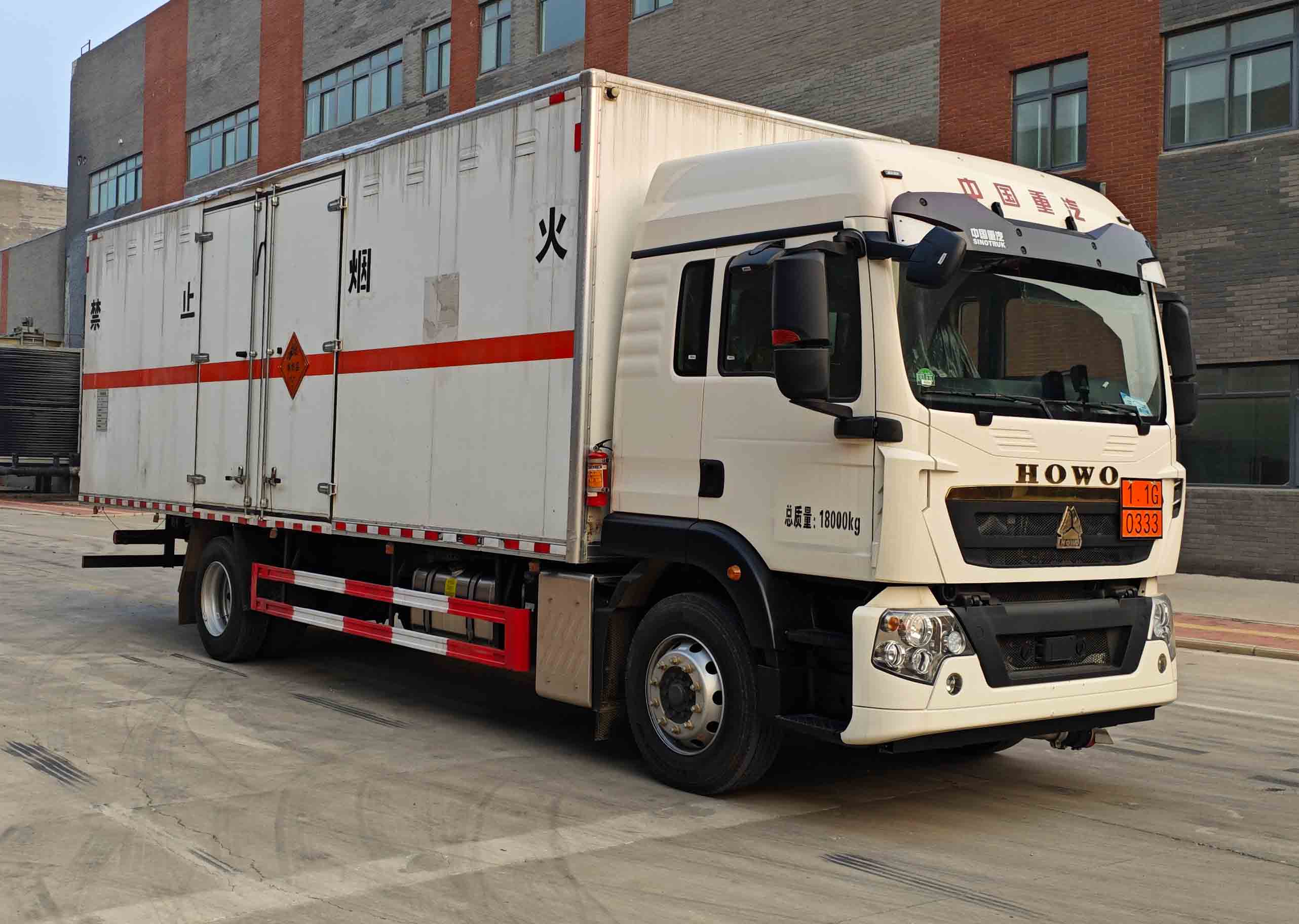 專威牌HTW5180XQYZZ6爆破器材運(yùn)輸車