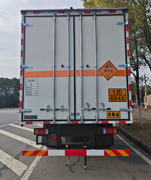 專威牌HTW5187XQYLZ6爆破器材運(yùn)輸車公告圖片