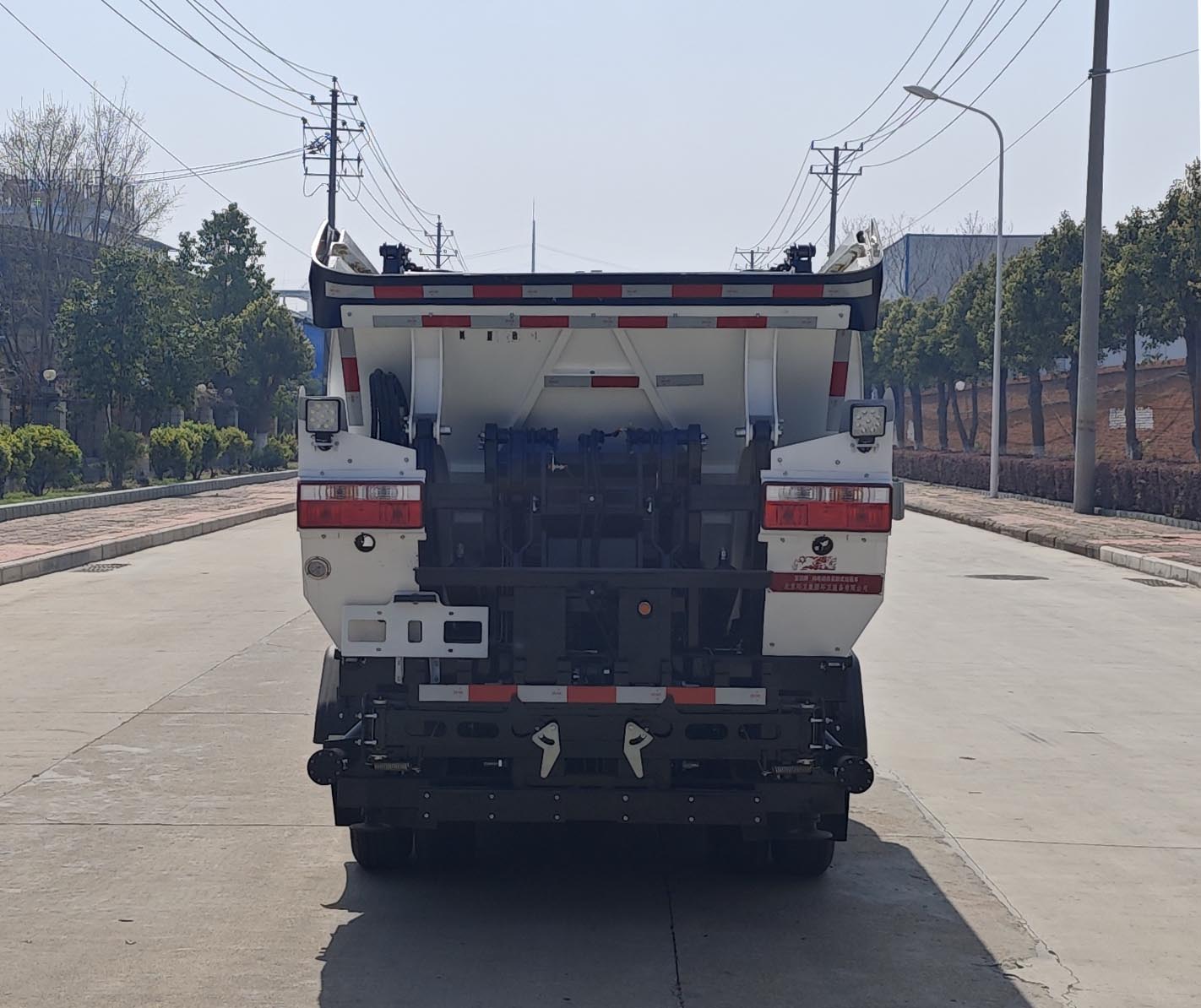 亞潔牌BQJ5040ZZZCLBEV純電動自裝卸式垃圾車公告圖片