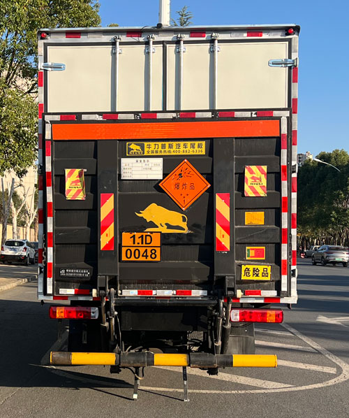 專威牌HTW5181XQYBJ6爆破器材運輸車公告圖片