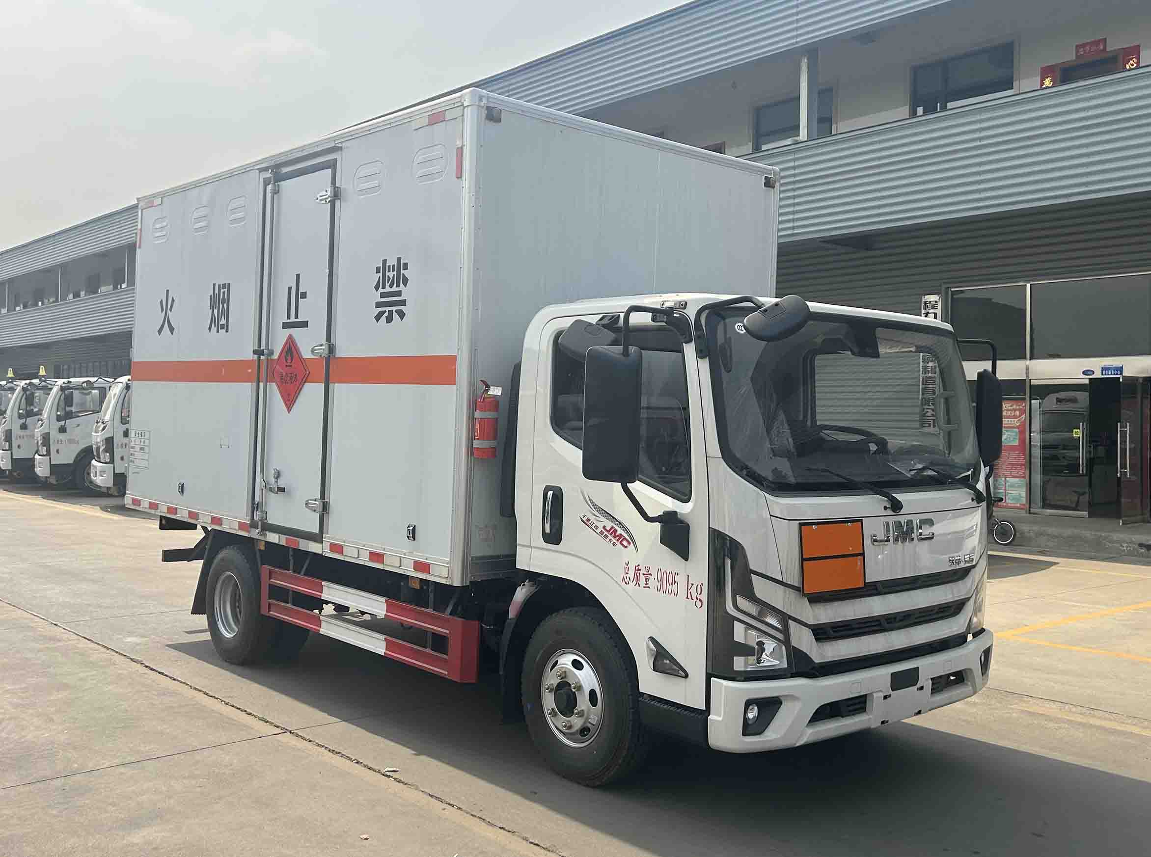 程力牌CL5099XRY6BXW易燃液體廂式運(yùn)輸車