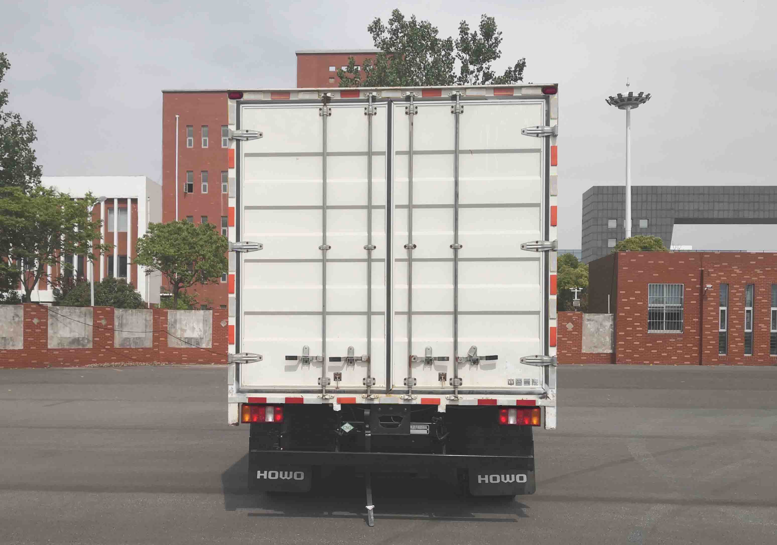 豪沃牌ZZ5117XXYF3515F1CL廂式貨車公告圖片