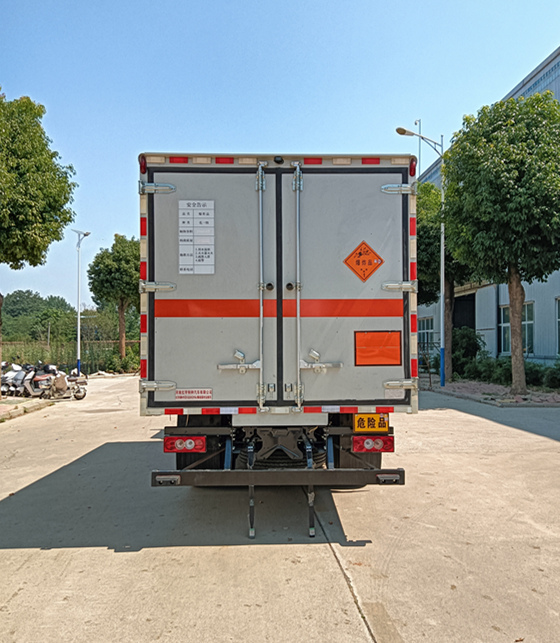 紅宇牌HYZ5122XQYBJ爆破器材運(yùn)輸車公告圖片