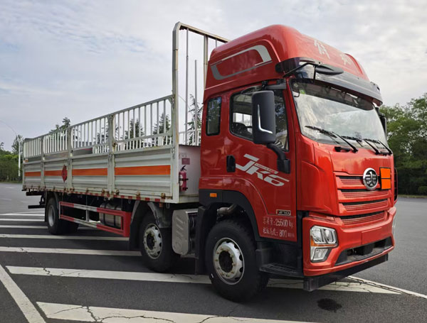 匯力威牌VVV5260TQPCA6氣瓶運(yùn)輸車