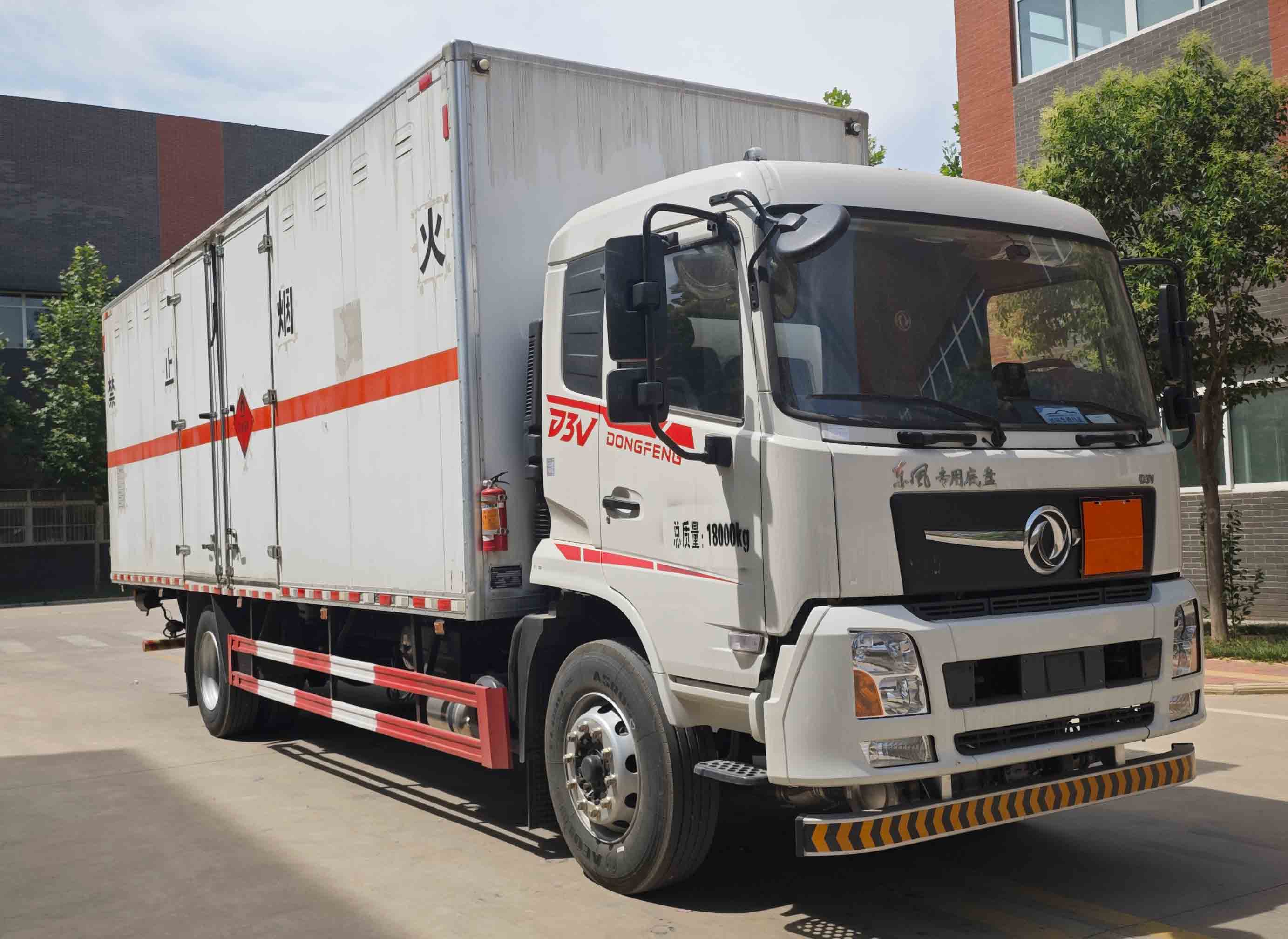 專威牌HTW5183XRYDFV6易燃液體廂式運(yùn)輸車