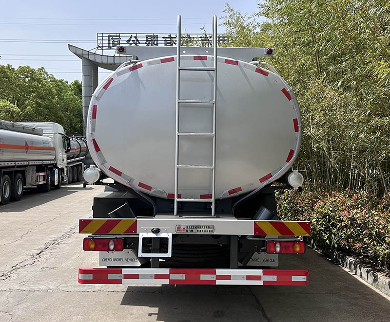 普通液體運(yùn)輸車(chē)圖片