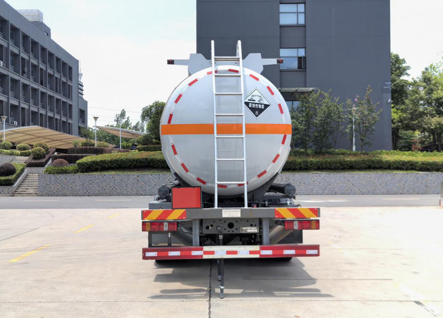 齊星牌QXC5263GFWZ6腐蝕性物品罐式運輸車公告圖片