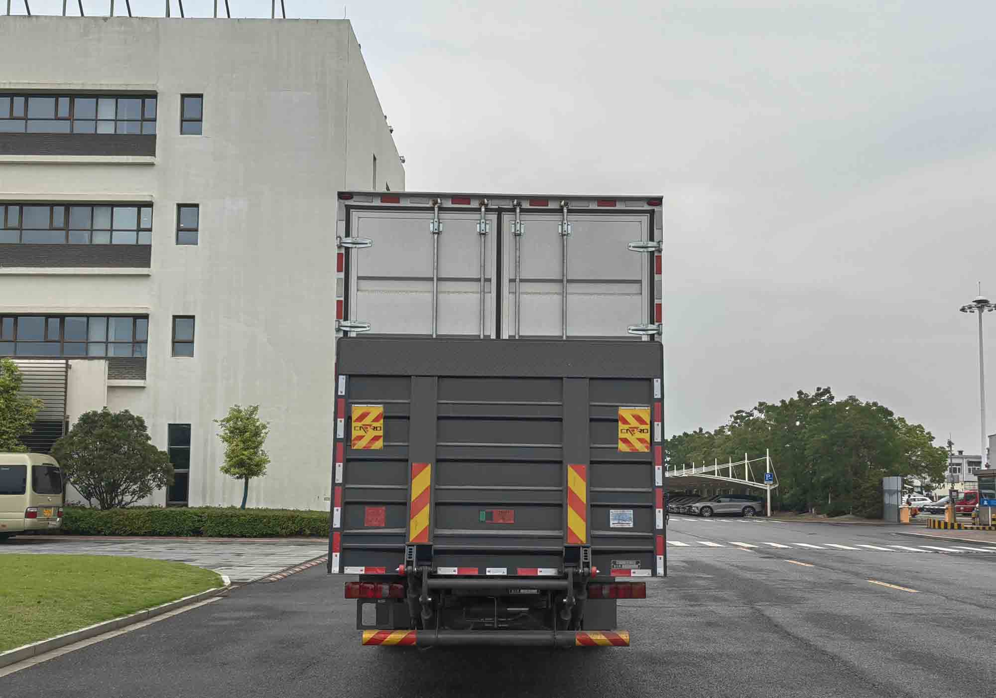 豪沃牌ZZ5187XXYN711KF1H廂式貨車公告圖片