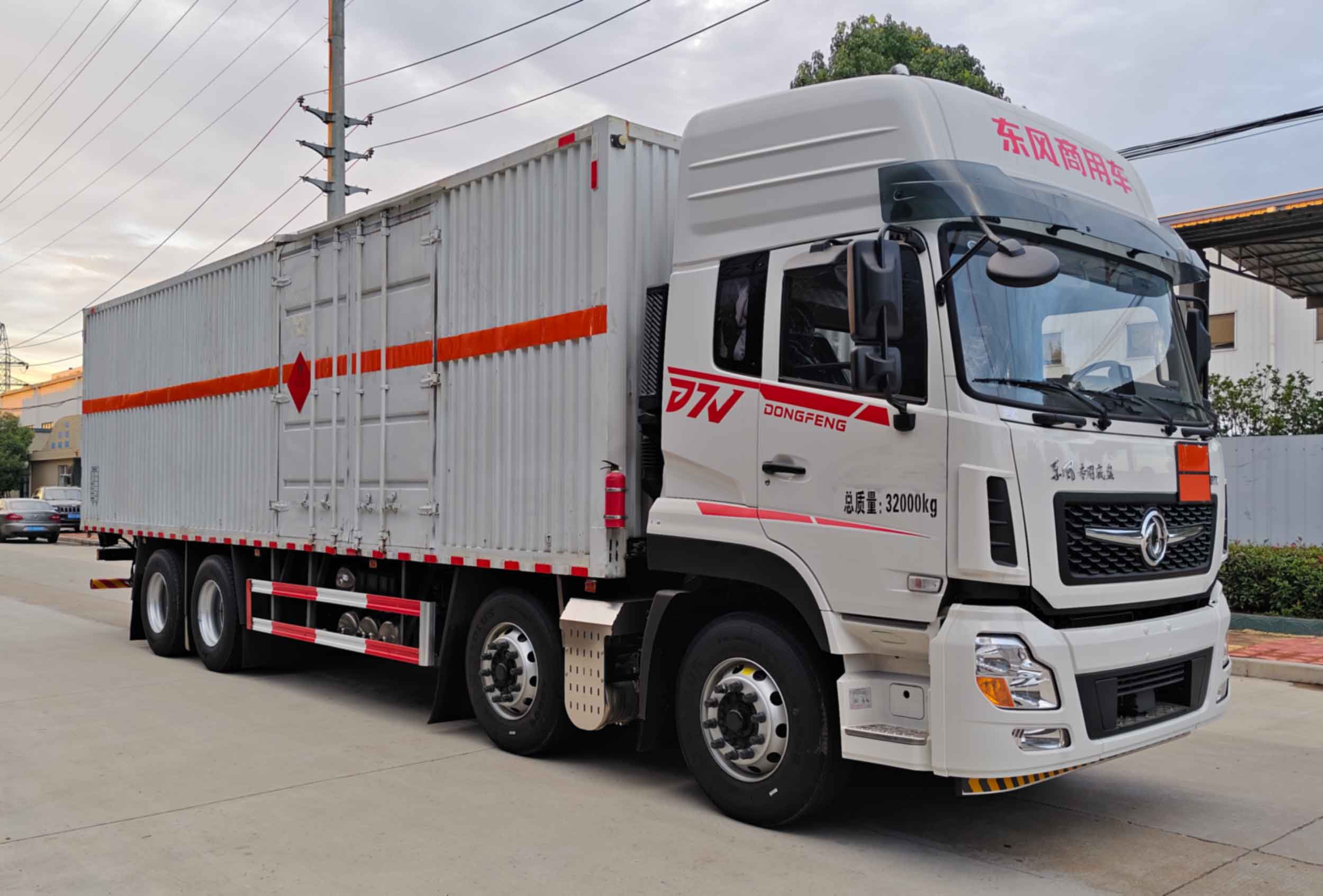 專威牌HTW5327XRYDFV6易燃液體廂式運(yùn)輸車