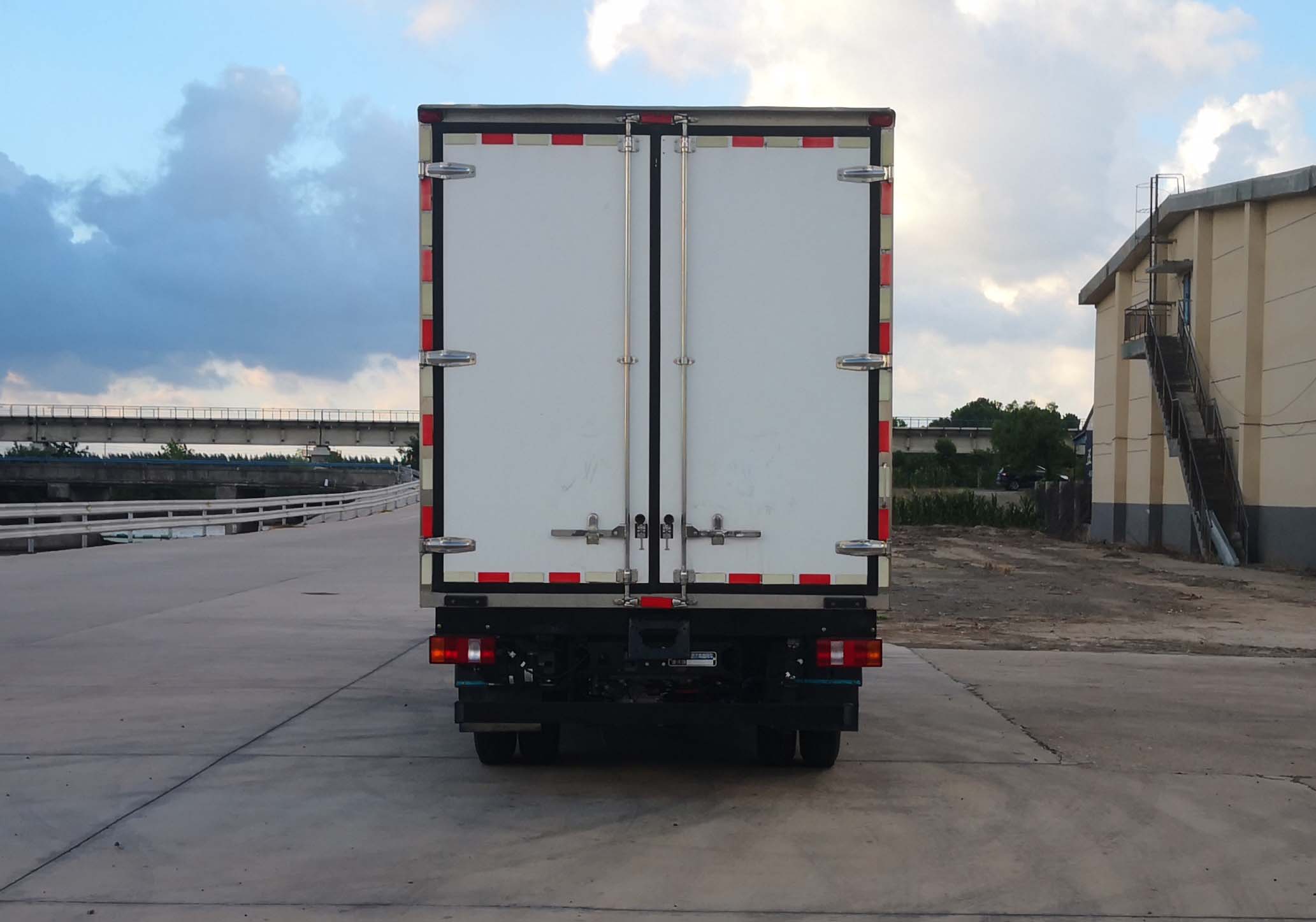 豪沃牌ZZ5047XLCG3415Z145FCEV燃料電池冷藏車(chē)公告圖片