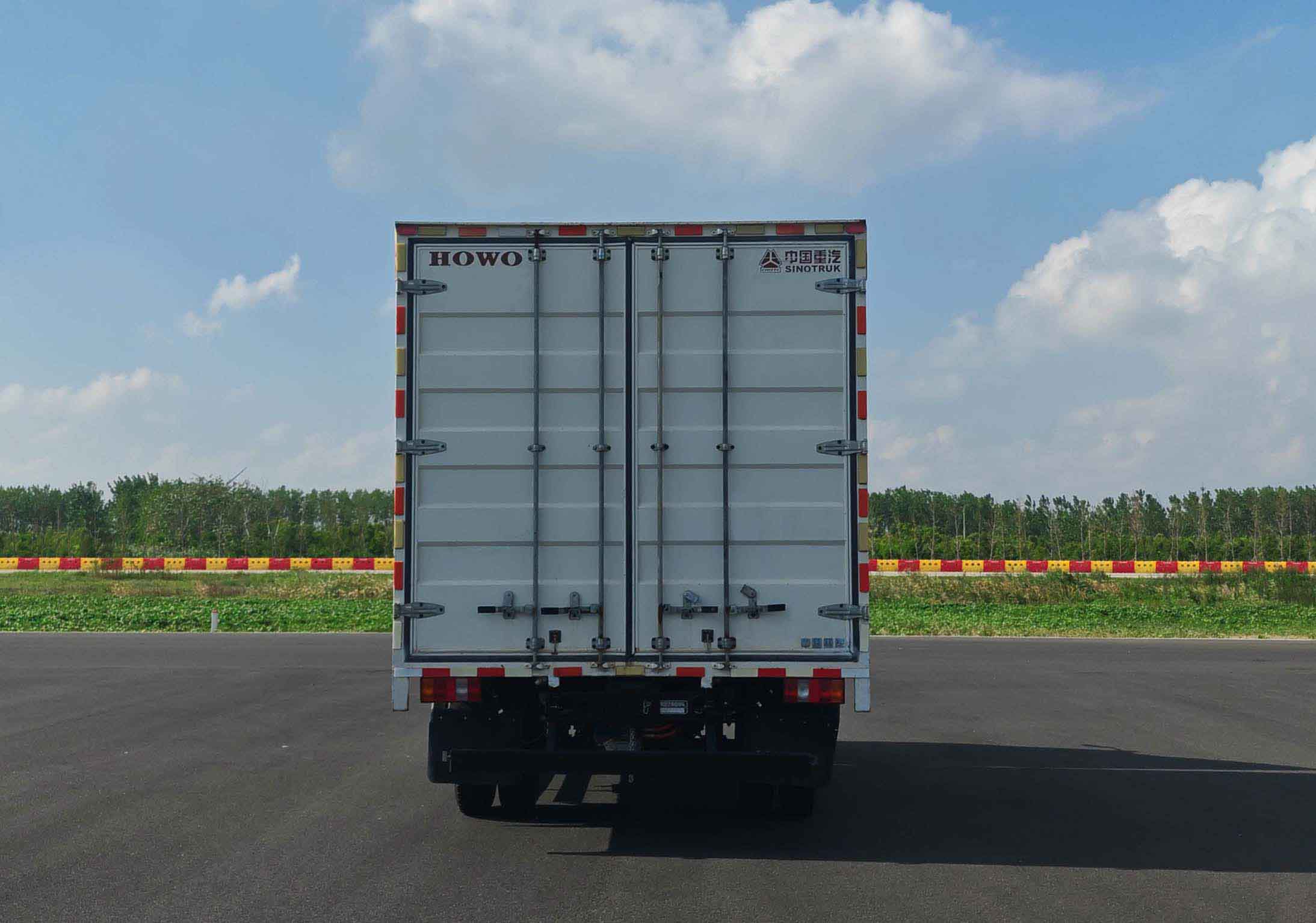 豪沃牌ZZ5117XXYK3615Z1BEVB4純電動(dòng)廂式貨車公告圖片