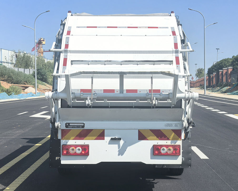 三泰牌DST5126ZYSEV純電動(dòng)壓縮式垃圾車公告圖片
